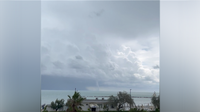Alors qu’il passe ses vacances en bord de mer, Lionel a été le témoin d’un phénomène météorologique rare et impressionnant. Il raconte les trombes marines qu’il a observées depuis son appartement à Villa Rosa, dans les Abruzzes italiennes.