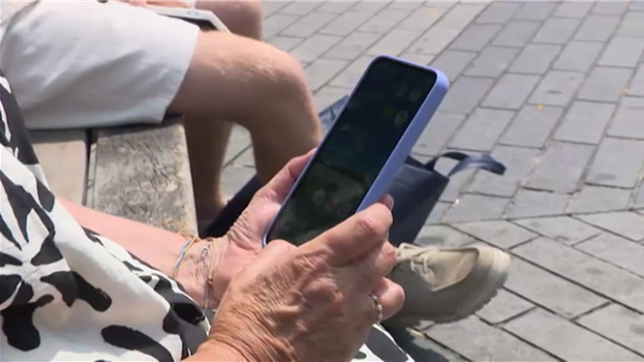 Si vous utilisez Facebook ou Instagram, vous avez peut-être reçu ces derniers jours un message vous demandant de choisir entre un abonnement payant ou une version gratuite avec publicité ciblée. Que choisir ? Faut-il réellement payer pour protéger nos données ? Réponse avec Meryem Laadissi et Dominique Schochaert