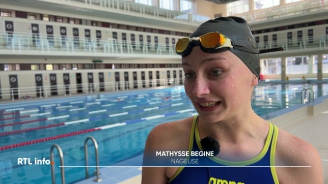 Rencontre avec Mathysse Begine, une jeune Bruxelloise qui pratique la natation synchronisée. Elle va intégrer à la rentrée une équipe américaine et s'envole pour les Etats-Unis dans quelques semaines. Bérengère Devos a assisté à un de ses entraînements à la piscine Neptunium de Schaerbeek.