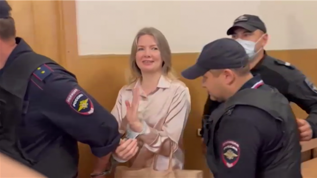 Une journaliste russe a été condamnée mardi à 12 ans de prison pour avoir travaillé avec l'organisation de l'opposant défunt Alexeï Navalny et avoir critiqué l'armée, nouvel exemple de la répression en cours en Russie.