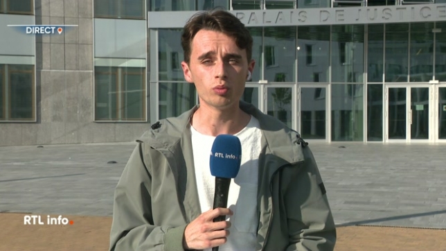 Privé de liberté, l'homme de 48 ans a été inculpé pour tentative d'assassinat par la justice namuroise. Grégory Lenoci avait violemment agressé un voisin, dimanche dernier, qu'il soupçonnait d'abus sexuels sur son beau-fils âgé de 6 ans, avant de prendre la fuite. Le Parquet a communiqué ce soir.