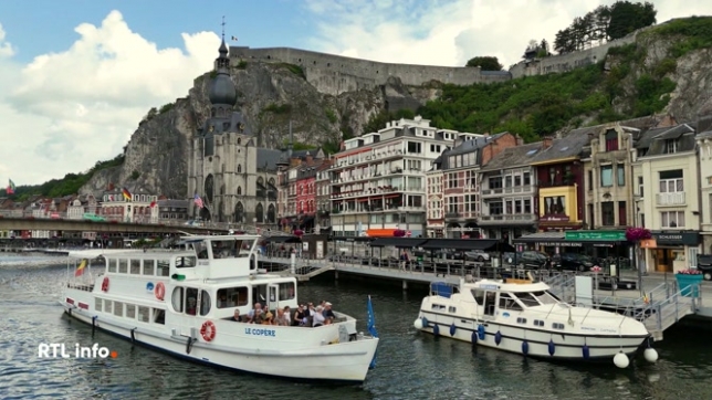 Comme chaque mercredi de l'été, RTL info vous fait découvrir les destinations et les activités de vacances appréciées par les Belges. A Dinant, on rejoint Roxane Josse qui a embarqué à bord d'un bateau de croisière pour une balade sur la Meuse.