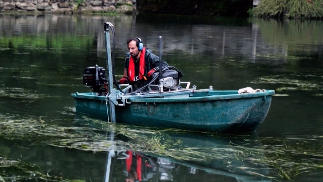 Nicolas Juvené, le chef jardinier du château d’Azay-le-Rideau, effectue le faucardage des algues sur le plan d’eau qui entoure le monument