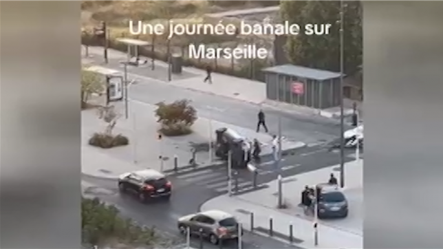 A Marseille, une voiture de police a été percutée dans les quartiers nord de la ville en début de semaine...Les policiers poursuivaient un homme en moto qui avait refusé de s’arrêter. Ils ont été blessés dans la collision et ont été ensuite visé par des projectiles lancés par quelques habitants du quartier.