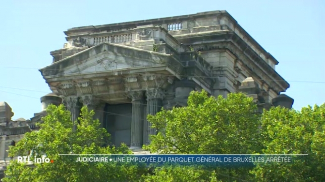 La dame de 50 ans est suspectée de blanchiment d’argent et la justice tente de déterminer si elle a également partagé des informations sensibles à des criminels.