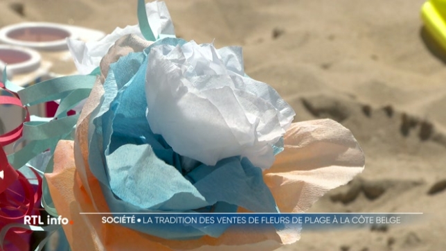 Comme chaque année, les enfants vendent des fleurs en papier contre des coquillages sur les plages. Cette pratique annuelle est entrée dans le patrimoine immatériel de la Flandre.