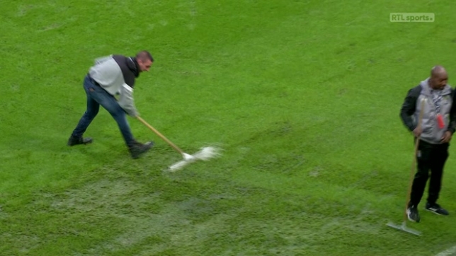 Conference League: des stewards sortent les raclettes pour sauver le terrain à Charleroi