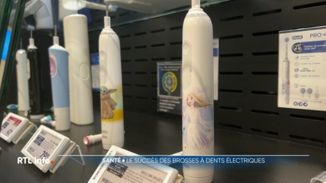 La brosse à dents électrique est de plus en plus utilisée et dépasse en chiffre la brosse à dents manuelle. Cette tendance s’explique par l’arrivée de modèles plus abordables et les recommandations des dentistes.