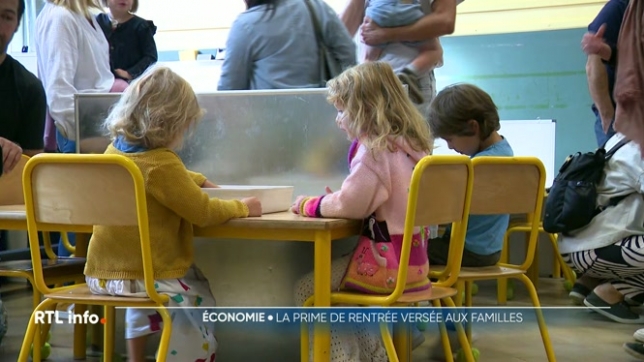 A quelques semaines de la rentrée scolaire et comme chaque année, la prime de rentrée a été ou sera versée aux parents dans les prochains jours via la caisse d'allocations familiales. Qui est concerné ? Quels seront les montants versés ?