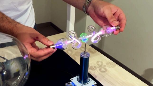 Un tube de Geissler en fonctionnement à l’exposition du MUMONS sur l’électricité