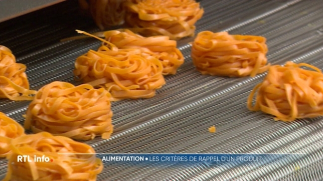 Sans le savoir, Théo (prénom d'emprunt) a mangé des croquettes qui présentaient une teneur trop élevée en huiles minérales. A quel point ces huiles sont-elles nocives ? Que risque Théo et que peut-il faire ? Eclairage.