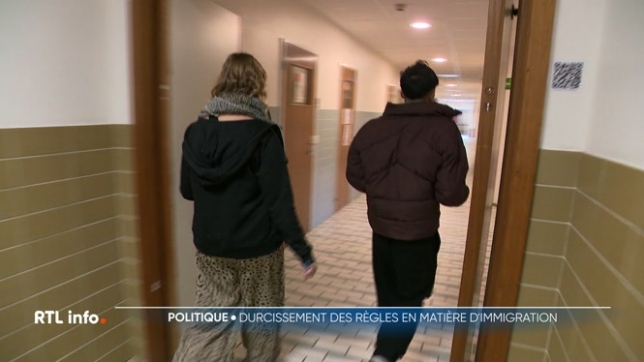 Depuis ce lundi 4 août 2025, une série de mesures touchant les procédures d'accueil de migrants entre en vigueur en Belgique. Le but est d'accélérer le traitement de certaines demandes mais aussi de limiter l'accès au réseau d'accueil belge. Explications.