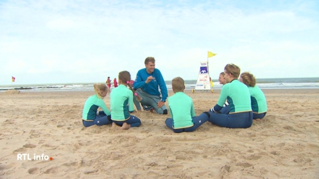 Nager en mer est bien souvent plus difficile que de nager en piscine. C'est la raison pour laquelle une école de natation en mer vient d'ouvrir à Bredene, sur la Côte belge.