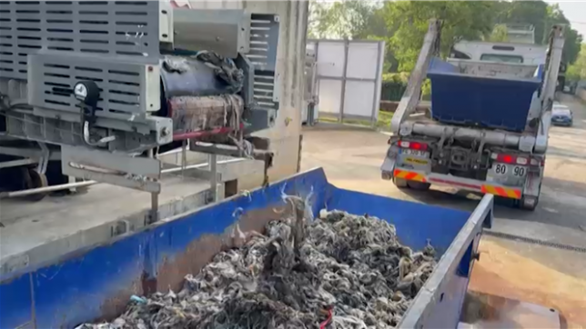 Dans les bennes d'une station d'épuration aux portes de Paris, un tas gris de fibres plastiques grandit d'heure en heure : les lingettes, produit du quotidien jeté à tort dans les toilettes, sont le cauchemar des réseaux d'eau et de l'environnement.