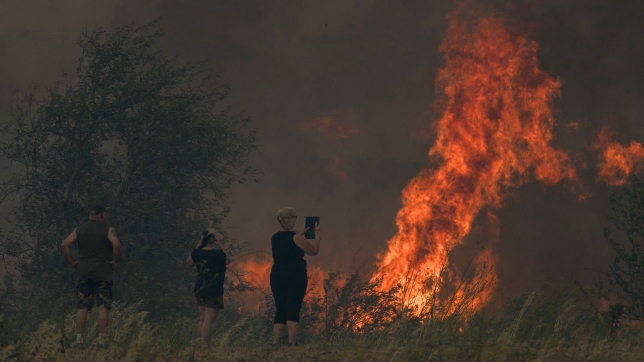 Une habitante de Tournissan prend en photo l’incendie.