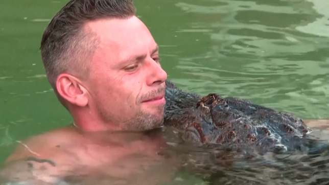 Krystian Kaulis, un ancien artiste de cirque, fréquente cet alligator depuis son enfance.