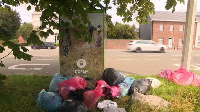 La bourgmestre de Havelange (province de Namur) appelle la population à ne pas déposer les sacs de vêtements à côté des bulles prévues à cet effet. Au risque de devoir sanctionner.