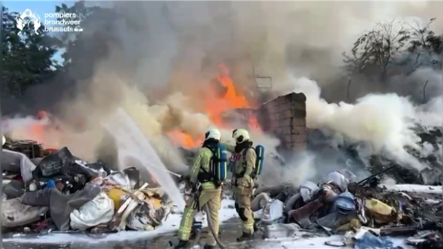 Un impressionnant incendie ce jeudi matin à Anderlecht. Les fumées sont visibles à des kilomètres à la ronde dans une grande partie de Bruxelles.