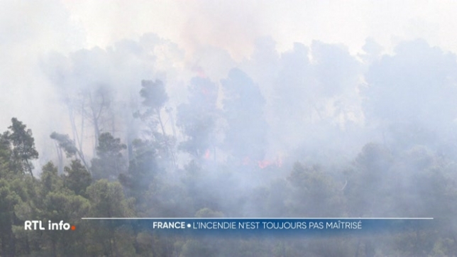 Bien que le feu avance un peu moins vite, les pompiers peinent à maintenir les flammes, le dernier bilan fait état d'un mort, trois disparus et de dizaines de blessés avec plus de 17 000 hectares de végétation ravagés.