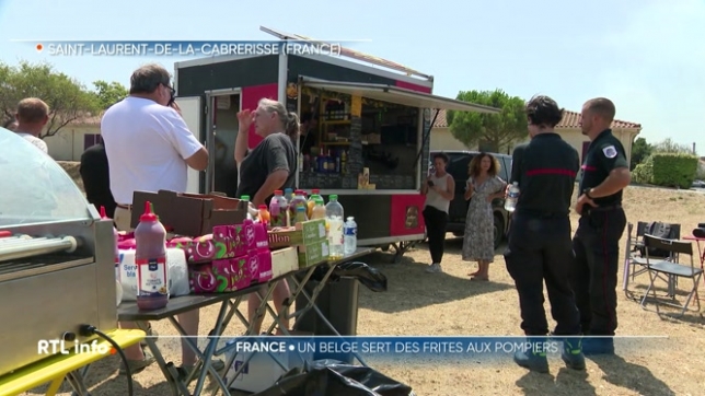Depuis le début de l'incendie, un jeune restaurateur belge installé dans l'Aude offre des repas de son foodtruck aux pompiers mobilisés qui tentent de maîtriser les flammes.