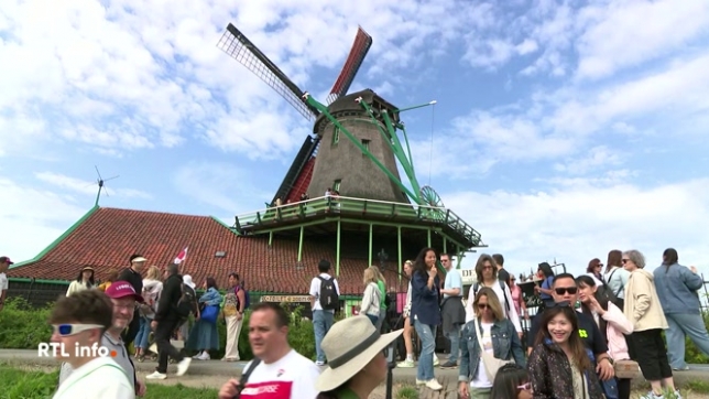 Le petit village de Zaanse Schans, aux Pays-Bas, exige un droit d'entrée aux touristes afin de lutter contre le surtourisme qui devient de plus en plus problématiques pour les autorités locales.