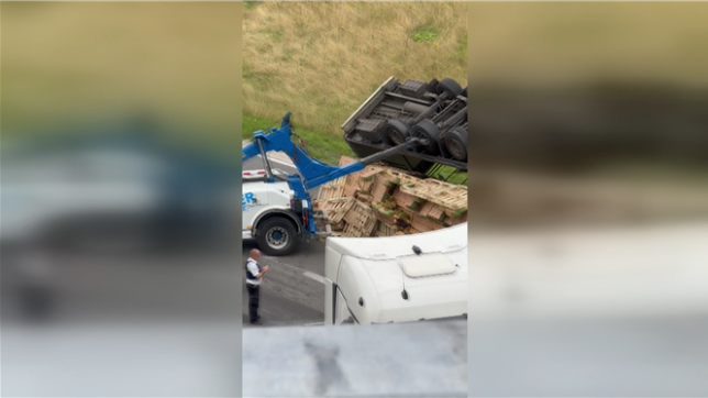 Un camion se renverse sur le ring intérieur, à Strombeek-Bever : un blessé