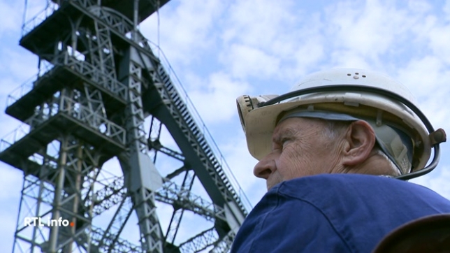 C'est la plus grande catastrophe minière que la Belgique n'aie jamais connu. Comme tous les ans, à 8h10, un hommage a été rendu aux 262 mineurs, 163 étaient de nationalité italienne, qui ont perdu la vie, à près de 975 mètres sous terre.  La cloche Maria Mater Orphanorum a tinté 262 fois.