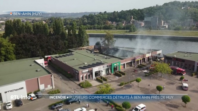 Depuis hier soir, des pompiers sont mobilisés dans le zoning commercial de Ben-Ahin, en province de Liège, où un important incendie s'est déclaré. Plusieurs commerces dont une animalerie ont été touchés tandis qu'un pompier a été blessé.