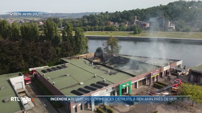 Plusieurs enseignes du zoning commercial de Ben-Ahin ont été la proie d'un incendie qui, selon les premiers éléments de l'enquête, est un incendie volontaire. Les pompiers sont restés mobilisés depuis hier soir; l'un d'eux a été blessé.