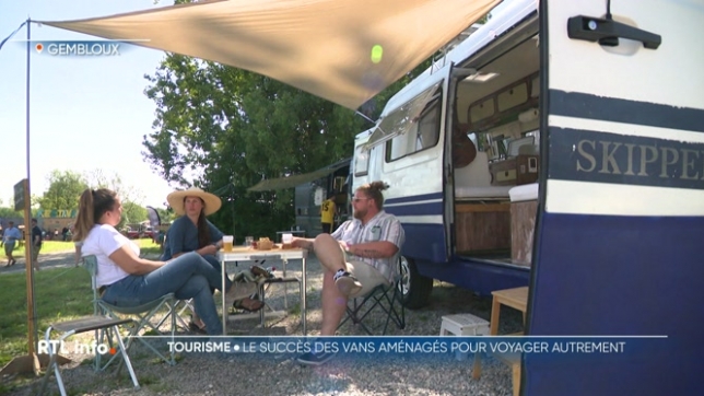 Les vacances en van aménagé rencontrent de plus en plus de succès. Beaucoup de Belges se lancent dans l'aventure et achètent ou transforment eux-mêmes des camionnettes. Rencontre avec des passionnés.