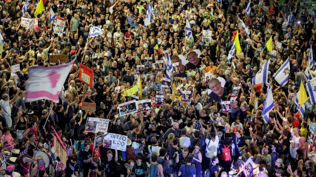 Les rues de Tel-Aviv, noires de monde