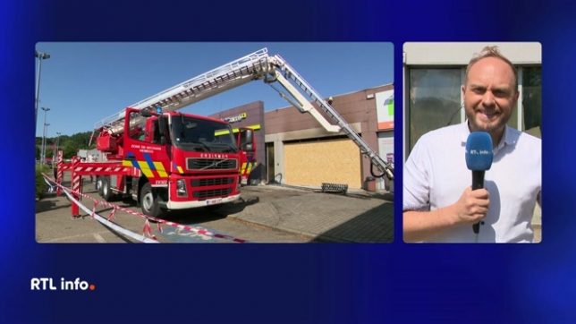 Les pompiers surveillent les cendres du zoning commercial de Ben-Ahin, près de Huy.