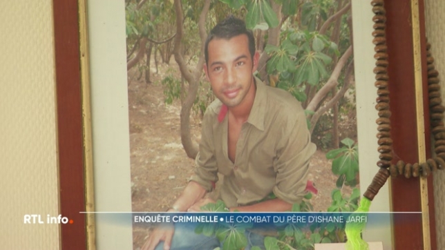 Ihsane Jarfi, 32 ans, disparait à la sortie d'une boîte de nuit à Liège. 10 jours plus tard, un promeneur découvre son corps sans vie. Le jeune homme a le visage tuméfié, 17 côtes cassées et le corps lacéré par des barbelés. Il a été sauvagement tué pour une seule raison : il était homosexuel.