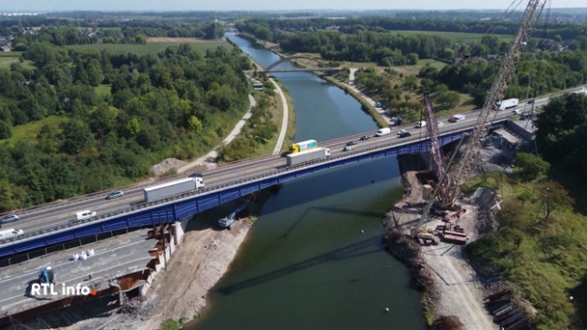 Une reprise cinq mois après l'effondrement dans le canal du pont de l'autoroute E42/A15 vers Liège surplombant la voie d'eau. Un ouvrier était décédé et deux autres avaient été blessés. Les travaux de démolition du pont ont repris et le nouvel ouvrage sera reconstruit à l'automne.