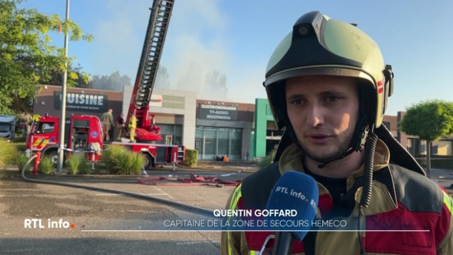 Une reprise de feu mobilise à nouveau les pompiers sur le site commercial ravagé par un incendie criminel ce week-end à Ben-Ahin, dans l'entité de Huy. Les hommes du feu ont été rappelés sur le site peu après 3 heures du matin. Le sinistre est sous contrôle.