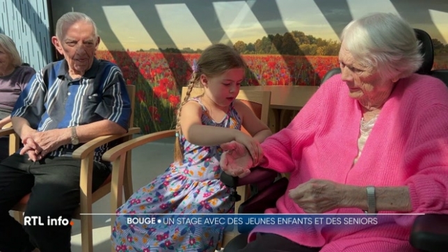 Des enfants âgés de 2 à 5 ans participent à un stage organisé en partenariat avec une maison de repos de Bouge. Jeux, ateliers culinaires, bricolage, les activités créent des échanges entre les enfants et les résidents qui apprécient la présence énergique des plus jeunes.
