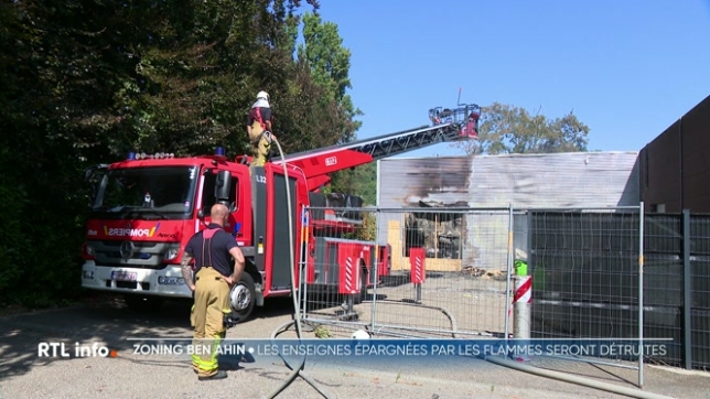 Une reprise de feu a mobilisé à nouveau les pompiers sur le site commercial ravagé par un incendie criminel ce week-end à Ben-Ahin, dans l'entité de Huy. Le sinistre est sous contrôle. Un avis de destruction a été pris pour tout le site, y compris les bâtiments qui n'ont pas été touchés.