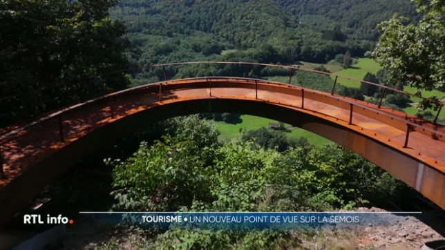 La passerelle en acier corten a été installée à flanc de colline, à 130 mètres au-dessus de la rivière dont le méandre évoque les courbes d'un jambon. La pose de la structure de plus de 40 tonnes est une prouesse technique et une belle promesse pour le tourisme dans la région de la Semois.