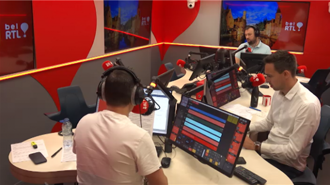 Repassez votre permis avec Bertrand Caroy : peut-on rouler en regardant un écran ?