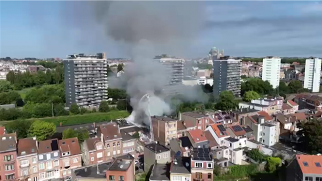 Un violent incendie ravage un hangar à Koekelberg.