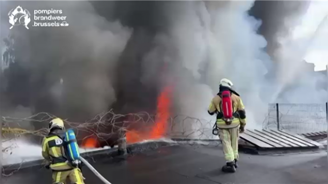 Un violent incendie ravage un hangar à Koekelberg.