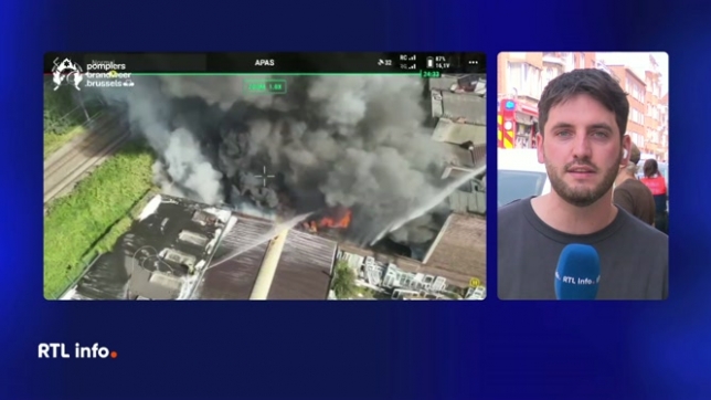 Un incendie s'est déclaré ce matin à Koekelberg. Les fumées étaient bien visibles dans le ciel bruxellois. Le feu a pris dans un hangar. Le trafic des trains et métro a été interrompu dans la zone. Romain Mayez fait le point en direct.