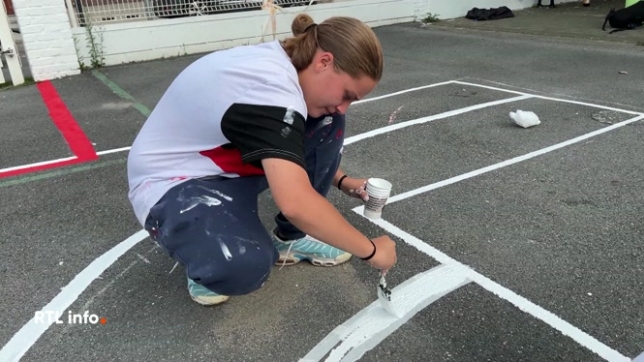 La période estivale, c'est aussi le bon moment pour les plus jeunes de s'investir pour leur commune. Chaque année, ils sont des centaines à s'engager. Par exemple, pour embellir l'espace public. C'est le cas du côté de Manage, où la cour de récréation de l'école est en plein chantier.