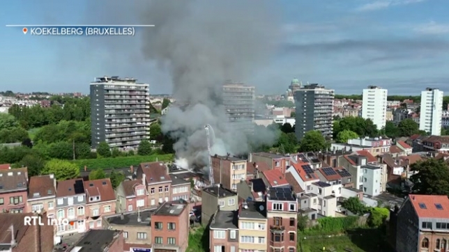 Un incendie s'est déclaré ce matin à Koekelberg. Les fumées étaient bien visibles dans le ciel bruxellois. Le feu a pris dans un hangar. Le trafic des trains et métro a été interrompu dans la zone.