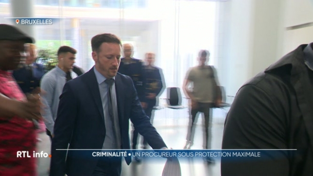 La conférence de presse de ce matin s'est organisée dans des conditions de sécurité extrêmement strictes, rarement vécues en Belgique. En cause, les menaces de mort qui pèsent sur la tête du procureur du Roi, qui sont considérées par la justice comme sérieuses et imminentes.