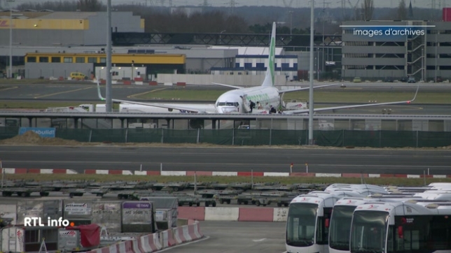 Les liaisons avec Israël ont repris sous quelques conditions: le personnel ne dort pas sur place et les avions doivent voler le jour uniquement. Cette décision a déplu à des membres du personnel qui ont boycotté le traitement des bagages de ce vol qui affichait complet.