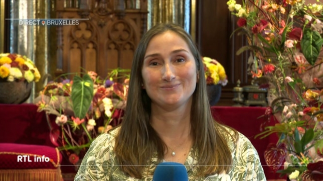 Amélie Schildt nous fait visiter en avant-première l'exposition de fleurs à l'intérieur de l'hôtel de ville Flower Time, qui rassemble les œuvres de 30 artistes.