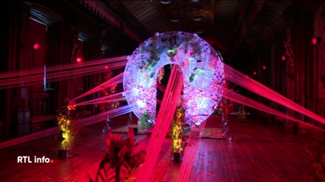 Une exposition de fleurs à l'intérieur de l'hôtel de ville Flower Time rassemble les œuvres de 30 artistes et remplace le traditionnel tapis de fleurs cet été.