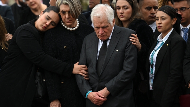 Miguel Uribe Londono, père du candidat à la présidence colombienne assassiné Miguel Uribe, regarde le cercueil de son fils lors de l’enterrement au cimetière central de Bogota.