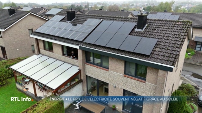 La chaleur et l'ensoleillement entraînent une forte production d'électricité grâce aux panneaux solaires, ce qui rend le prix de l'électricité négatif. La production dépasse la consommation. Quelles conséquences pour les consommateurs et les propriétaires de panneaux solaires ?